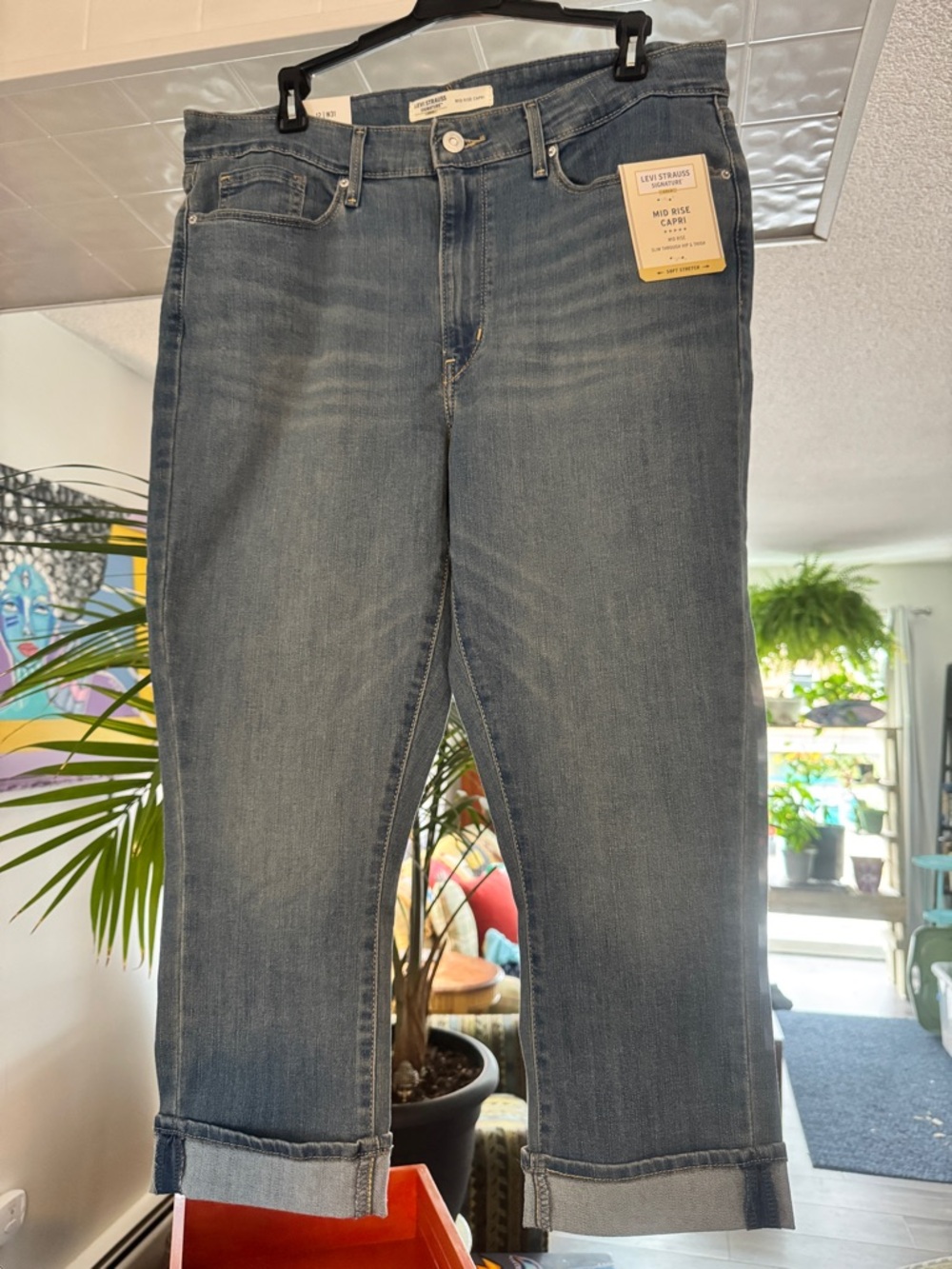 NWT Levi Strauss Signature Gold Mid Rise Capri Jeans Women's 12 W31 Soft Stretch